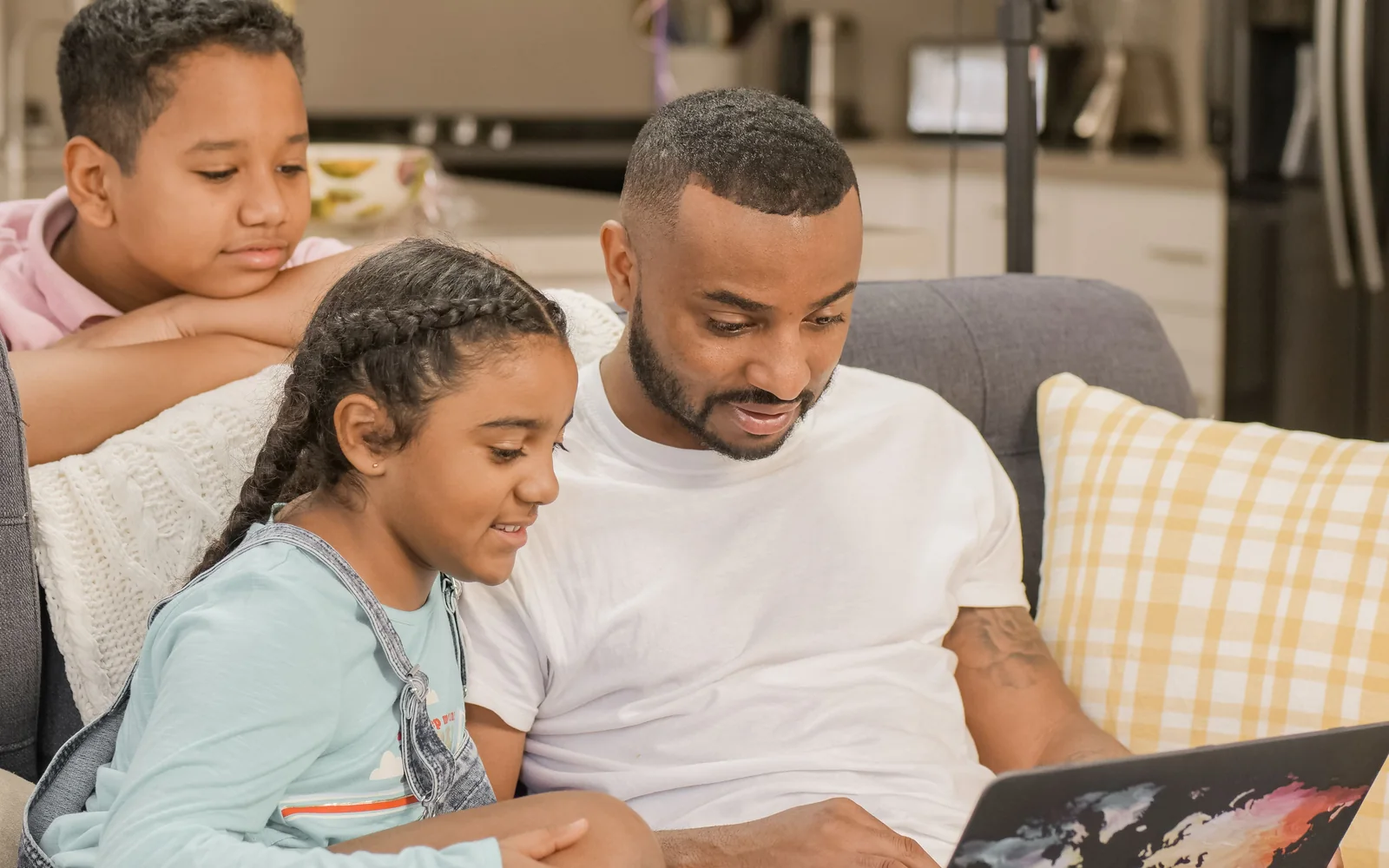 A family reviewing plan information together on a laptop